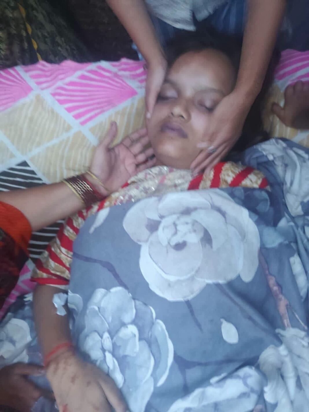 सीढ़ी पर बैठे कोबरा ने किशोरी को डसा, मेडिकल कॉलेज ले जाते समय मौत सीढ़ी पर बैठे कोबरा ने किशोरी को डसा, मेडिकल कॉलेज ले जाते समय मौत
