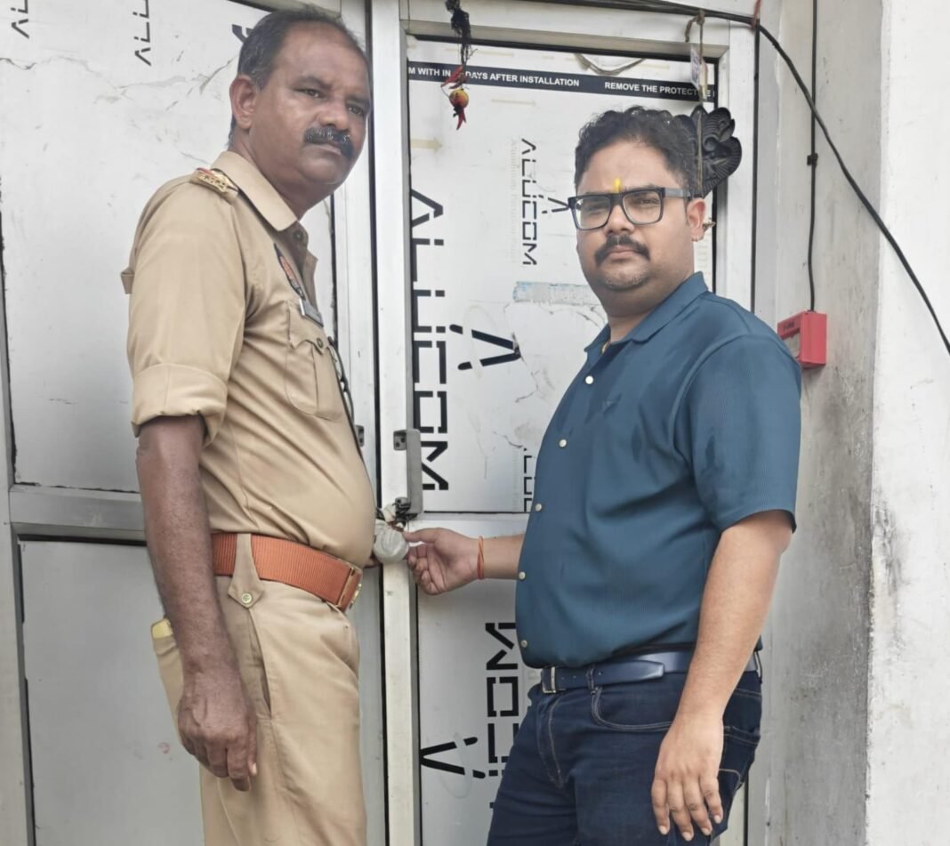 प्रसूता की मौत के बाद अजगैन मेडिकल सेंटर सील प्रसूता की मौत के बाद अजगैन मेडिकल सेंटर सील