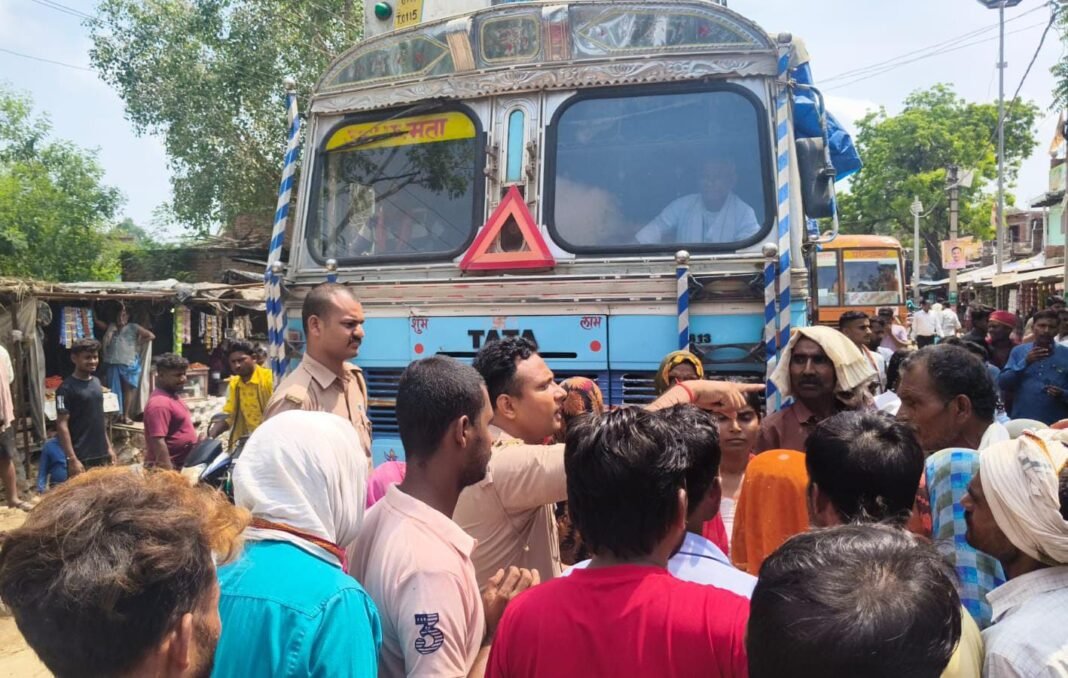खाद न मिलने से भड़के किसानों ने लगाया जाम, पुलिस ने समझा-बुझाकर कराया शांत खाद न मिलने से भड़के किसानों ने लगाया जाम, पुलिस ने समझा-बुझाकर कराया शांत