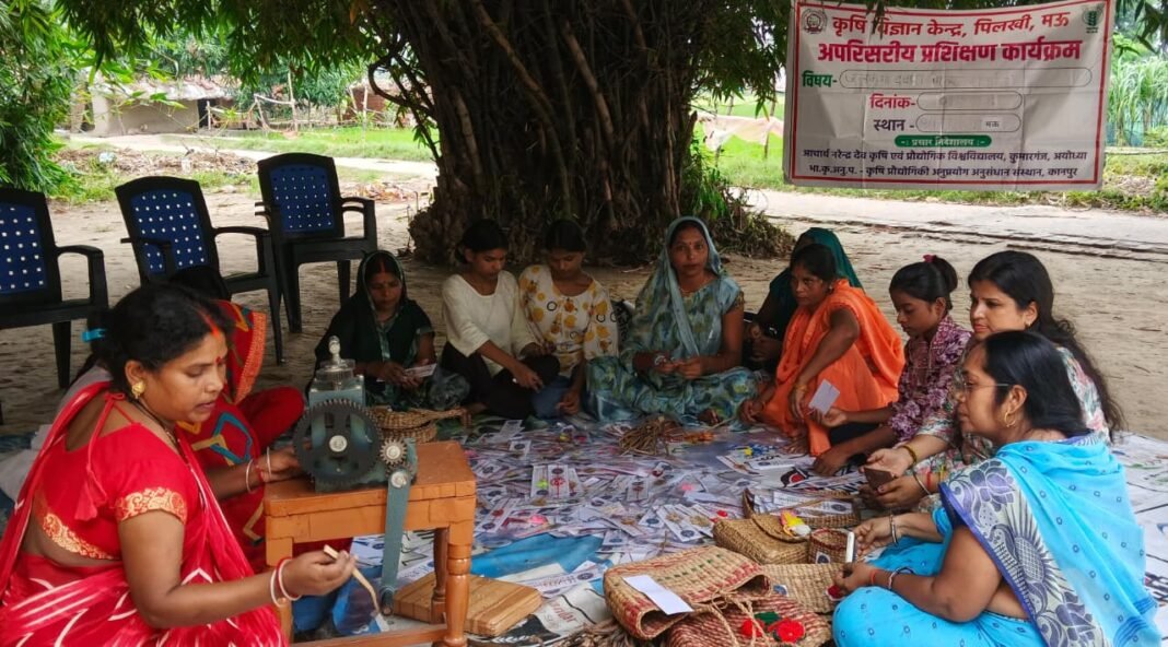 मऊ: जलकुंभी से सजेंगी भाइयों की कलाई, पर्यावरण की होगी भलाई मऊ: जलकुंभी से सजेंगी भाइयों की कलाई, पर्यावरण की होगी भलाई