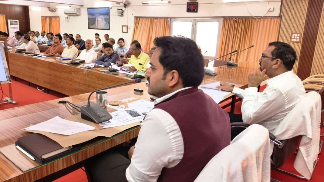 सीएम डैशबोर्ड पर सुस्ती देख भड़के डीएम, अफसरों के वेतन और मानदेय पर लगायी रोक सीएम डैशबोर्ड पर सुस्ती देख भड़के डीएम, अफसरों के वेतन और मानदेय पर लगायी रोक