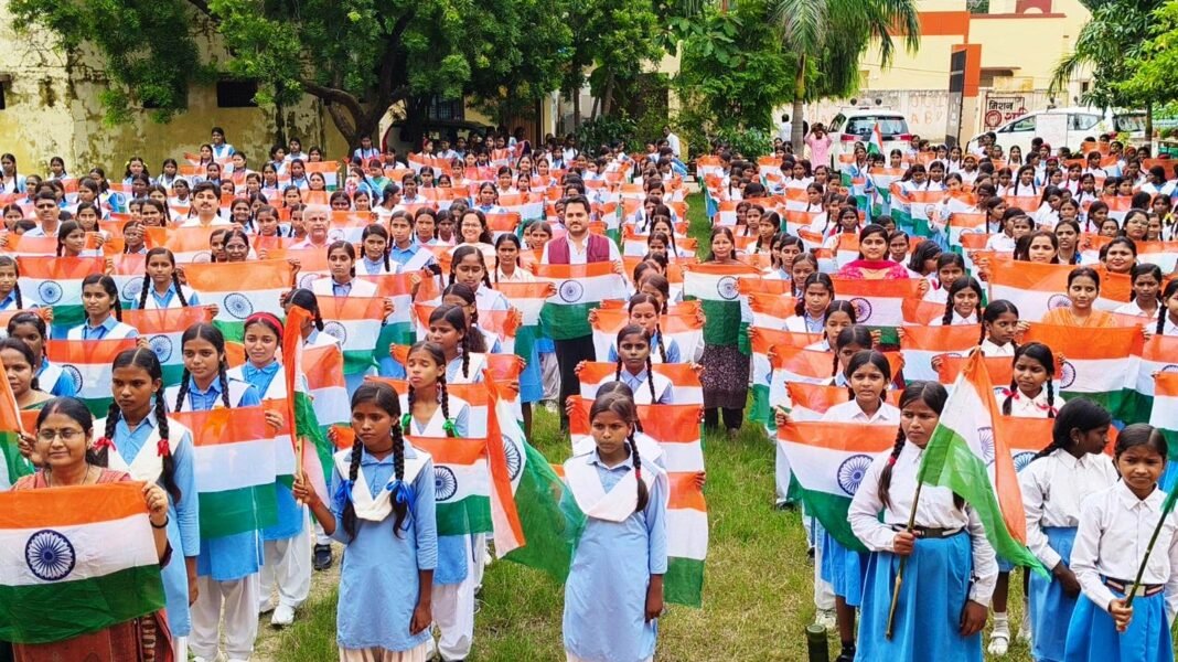 हर घर तिरंगा से गूंजा सोनभद्र, छात्राओं ने किया वंदे मातरम् का सामूहिक गायन हर घर तिरंगा से गूंजा सोनभद्र, छात्राओं ने किया वंदे मातरम् का सामूहिक गायन