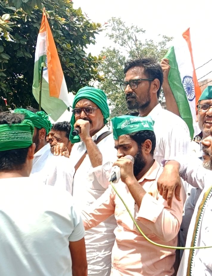 किसानों की आवाज बुलंद, तिरंगे के साथ दस सूत्रीय मांगों का संदेश किसानों की आवाज बुलंद, तिरंगे के साथ दस सूत्रीय मांगों का संदेश