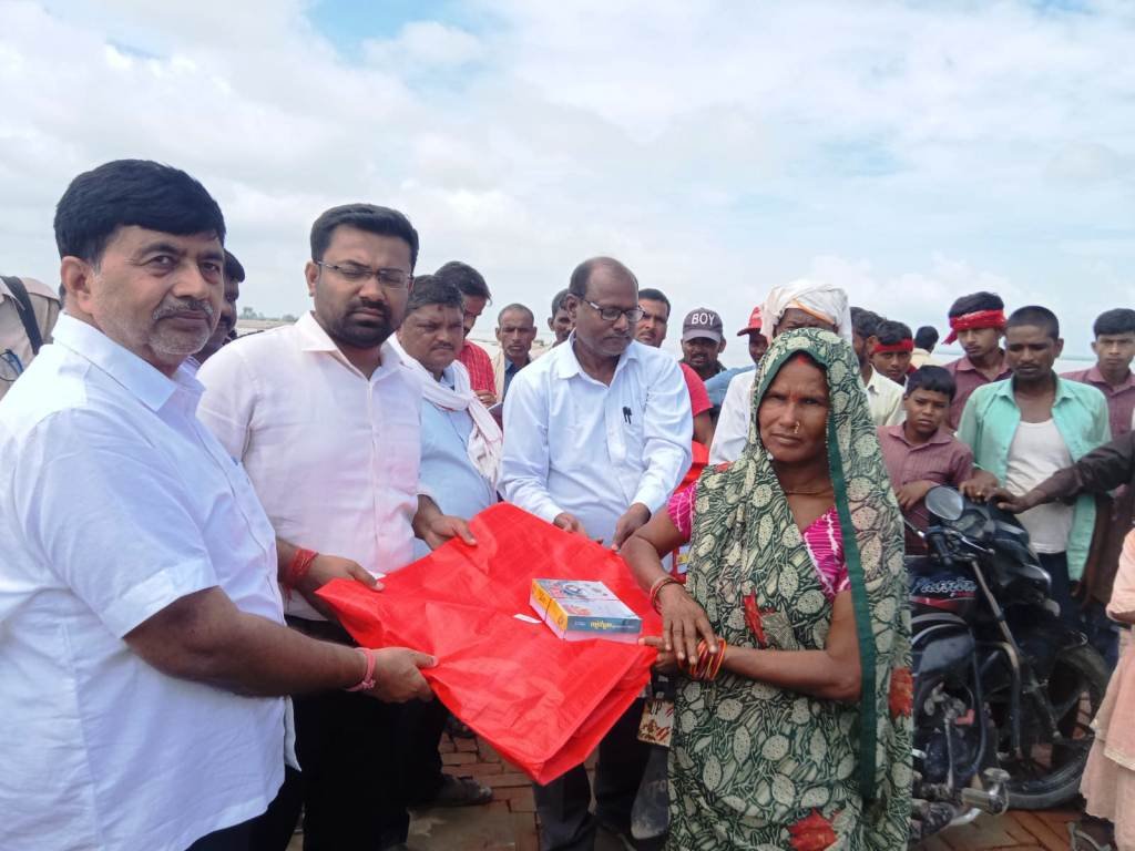 बाढ़ से प्रभावित शुकुलपुरवा में लंच पैकेट और त्रिपाल वितरित बाढ़ से प्रभावित शुकुलपुरवा में लंच पैकेट और त्रिपाल वितरित