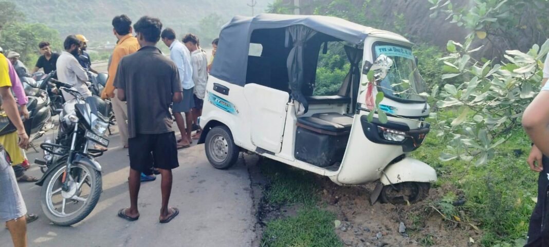 खड़िया बाजार में रफ्तार का कहर, बाइक को टक्कर मार गड्ढे में पलटा ऑटो खड़िया बाजार में रफ्तार का कहर, बाइक को टक्कर मार गड्ढे में पलटा ऑटो