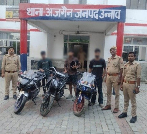 लखनऊ-कानपुर हाईवे पर स्टंटबाजी पड़ी भारी, तीन बाइकर्स गिरफ्तार लखनऊ-कानपुर हाईवे पर स्टंटबाजी पड़ी भारी, तीन बाइकर्स गिरफ्तार