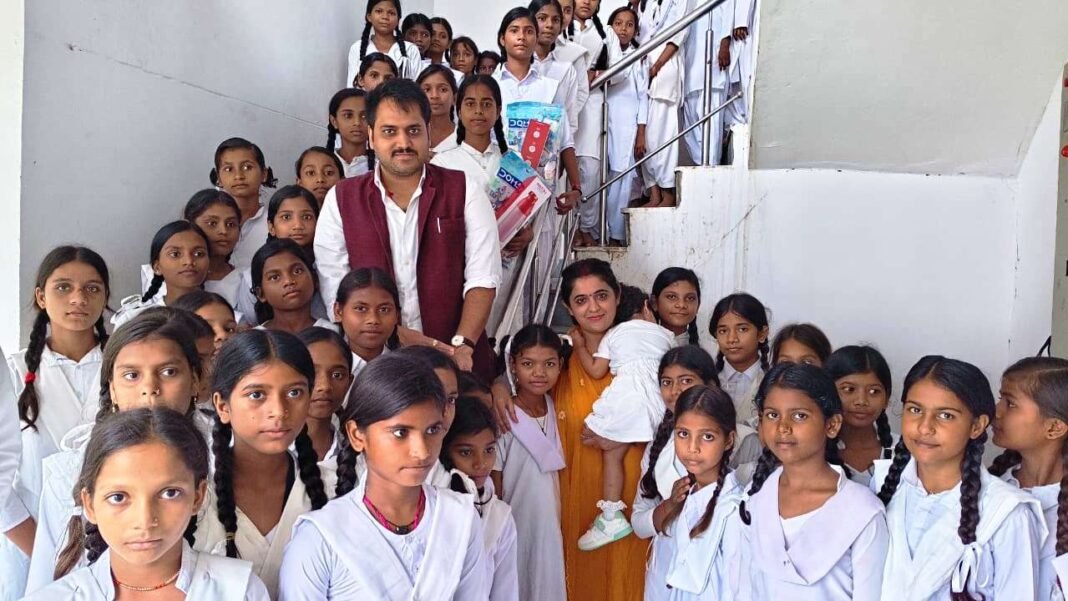 बच्चियों के बीच मनाया जिलाधिकारी ने जन्मदिन, केक काटकर बांटी खुशियां बच्चियों के बीच मनाया जिलाधिकारी ने जन्मदिन, केक काटकर बांटी खुशियां