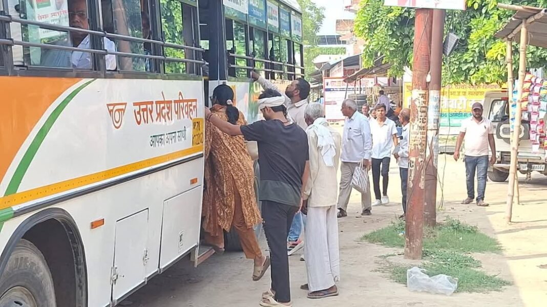 टिकट मशीन में खराबी से 20 मिनट रुकी बस, यात्री हुए परेशान टिकट मशीन में खराबी से 20 मिनट रुकी बस, यात्री हुए परेशान