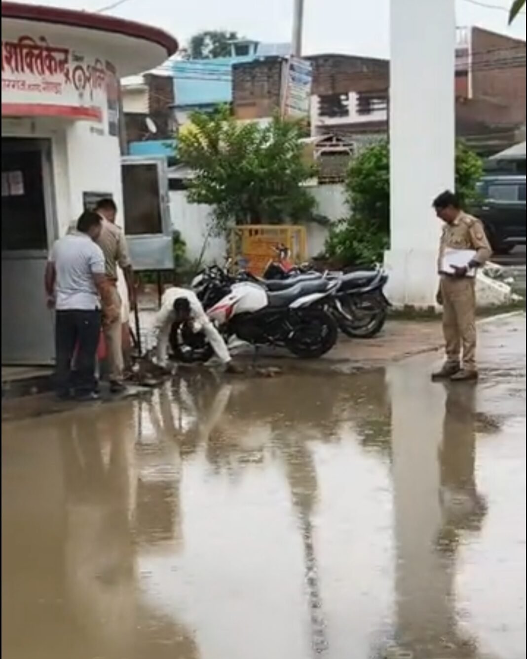 बारिश ने खोली जलनिकासी की पोल, थाना परिसर से मुख्य मार्ग तक पानी ही पानी बारिश ने खोली जलनिकासी की पोल, थाना परिसर से मुख्य मार्ग तक पानी ही पानी