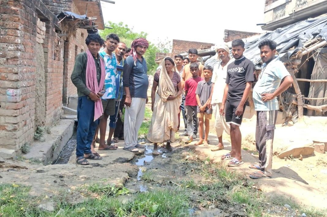 तहसील राजापुर के ग्राम पंचायत वीरधुमाई सुर्की में जलजीवन मिशन के तहत खोदी गई सडक बनी दलदल, ग्रामीणों में आक्रोष तहसील राजापुर के ग्राम पंचायत वीरधुमाई सुर्की में जलजीवन मिशन के तहत खोदी गई सडक बनी दलदल, ग्रामीणों में आक्रोष