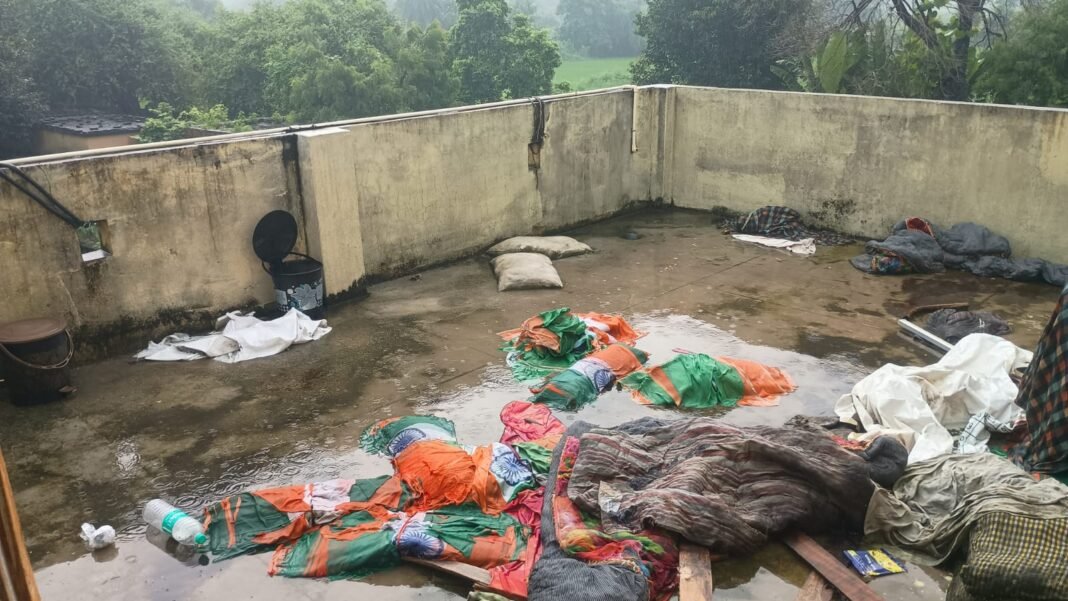 15 अगस्त की शान से सरकारी छत की बेबसी तक पहुंचा तिरंगा 15 अगस्त की शान से सरकारी छत की बेबसी तक पहुंचा तिरंगा