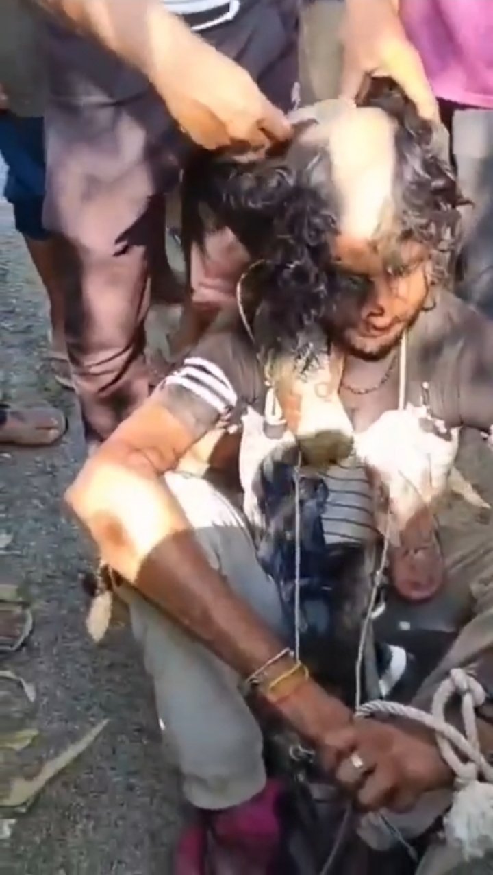 उन्नाव में मोबाइल चोरी के शक में युवक को दी तालिबानी सजा, सिर-मूंछ मुंडाकर किया अपमान उन्नाव में मोबाइल चोरी के शक में युवक को दी तालिबानी सजा, सिर-मूंछ मुंडाकर किया अपमान