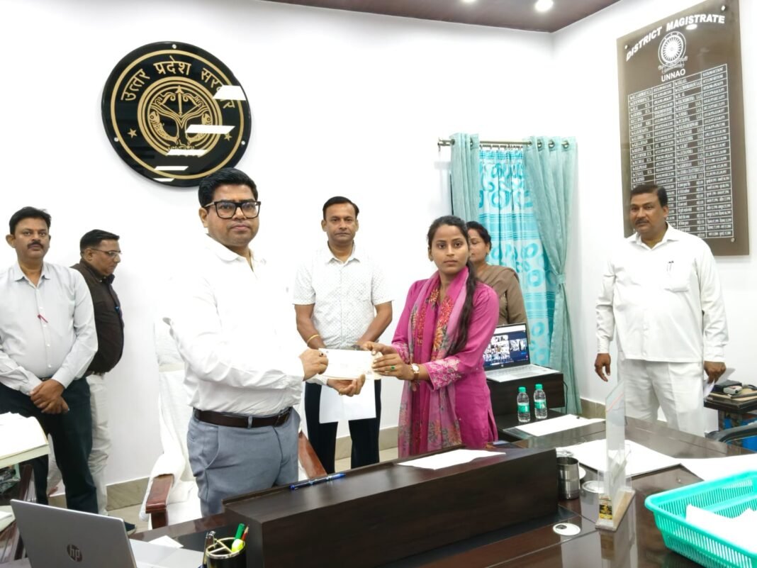 मां-बाप की छांव छिनी तो सरकार बनी सहारा, अनाथ अंजली को मिला दस लाख का संबल मां-बाप की छांव छिनी तो सरकार बनी सहारा, अनाथ अंजली को मिला दस लाख का संबल
