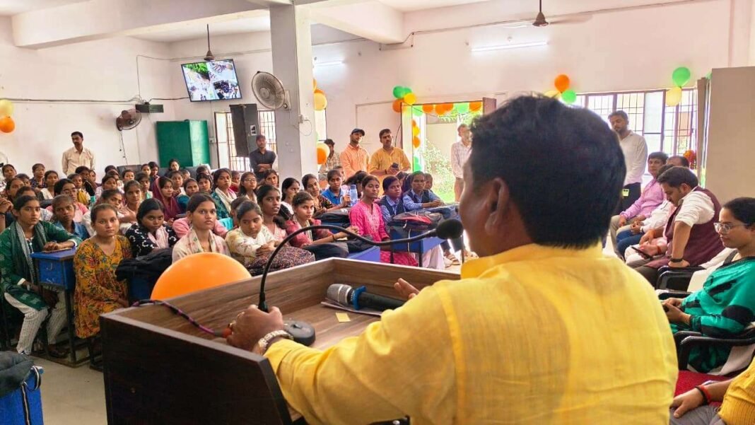 सोनभद्र के युवाओं को मिलेगी सफलता की नई राह, अभ्युदय योजना की मुफ्त कोचिंग शुरू सोनभद्र के युवाओं को मिलेगी सफलता की नई राह, अभ्युदय योजना की मुफ्त कोचिंग शुरू