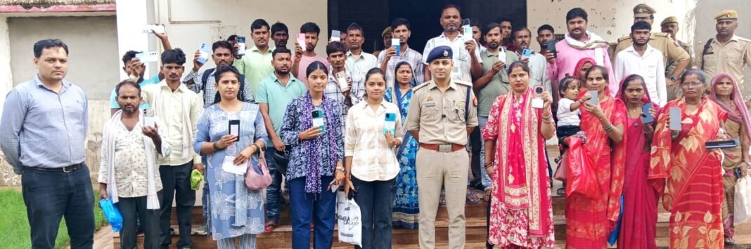 खोए मोबाइल पाकर चेहरों पर लौटी खुशी खोए मोबाइल पाकर चेहरों पर लौटी खुशी