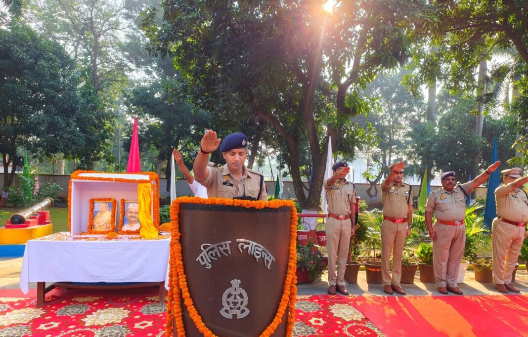 गांधी-शास्त्री जयंती पर पुलिसकर्मियों ने लिया एकता-अखंडता का संकल्प गांधी-शास्त्री जयंती पर पुलिसकर्मियों ने लिया एकता-अखंडता का संकल्प