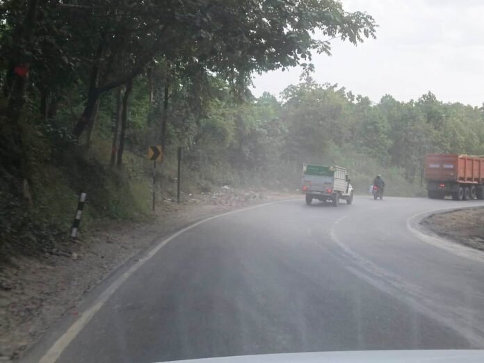 Problems increased due to Rakhad dust on the Murdhwa-Bijpur road, risk of accidents