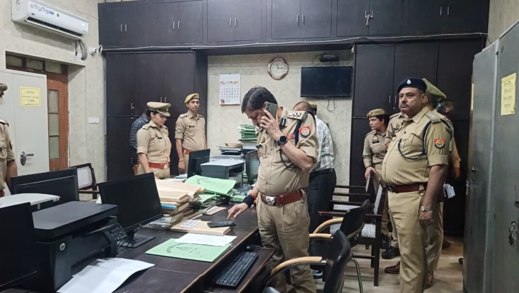 एसएसपी का पुलिस कार्यालय में औचक निरीक्षण, लंबित शिकायतों के त्वरित निस्तारण का दिया निर्देश एसएसपी का पुलिस कार्यालय में औचक निरीक्षण, लंबित शिकायतों के त्वरित निस्तारण का दिया निर्देश
