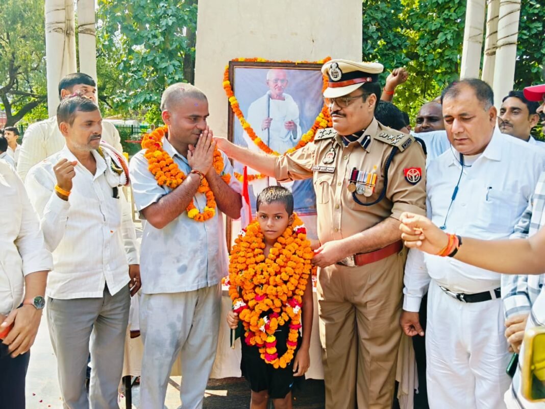 सात साल की अनामिका ने 30 किमी दौड़कर दिखाया हौसला, डीआईजी ने किया सम्मानित सात साल की अनामिका ने 30 किमी दौड़कर दिखाया हौसला, डीआईजी ने किया सम्मानित